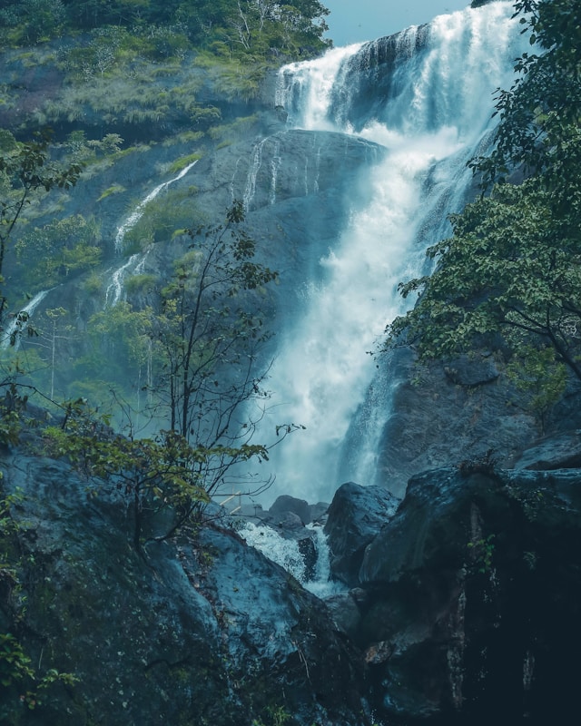 en stor foss med en liten skog vesina